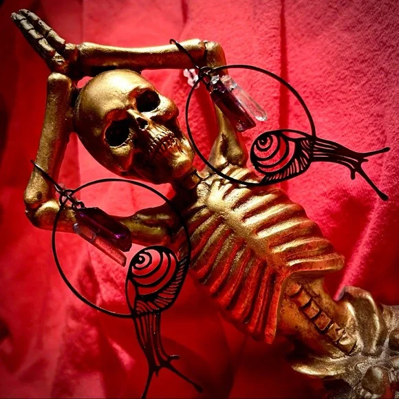 🐌💎 Crystal Black Dangly Snail Earrings 💎🐌 - Picture 6 of 8